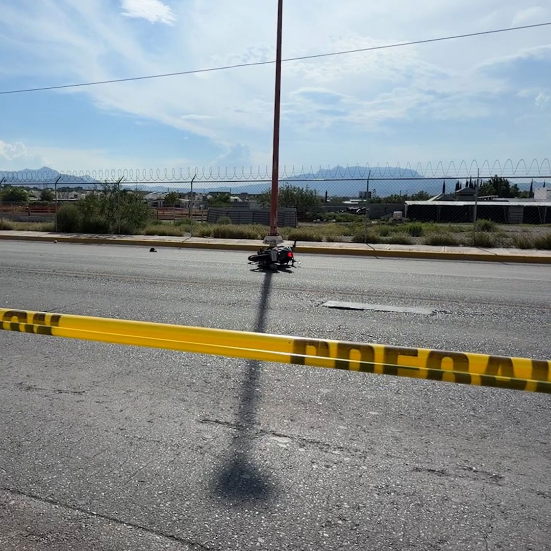 Muere Motociclista Luego de Chocar Contra Vehículo y Poste en Saltillo